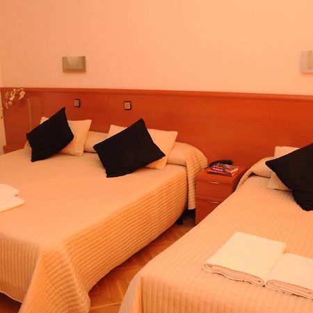 Hostal Luis XV Madrid Bagian luar foto