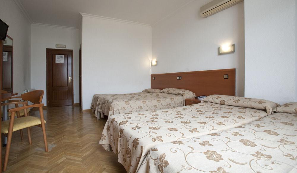 Hostal Luis XV Madrid Bagian luar foto