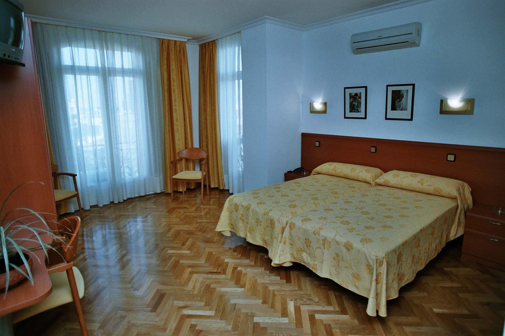 Hostal Luis XV Madrid Bagian luar foto