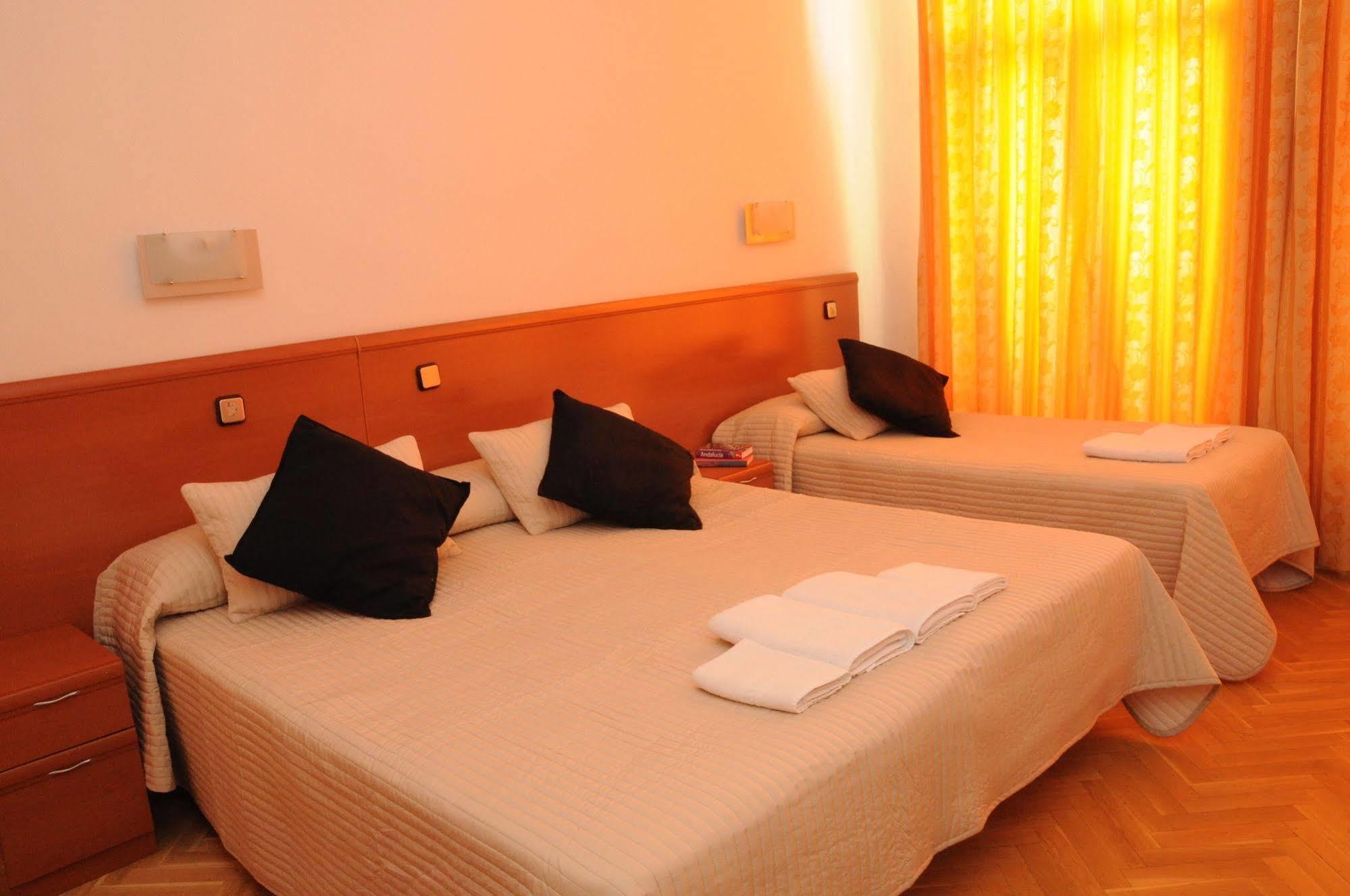 Hostal Luis XV Madrid Bagian luar foto