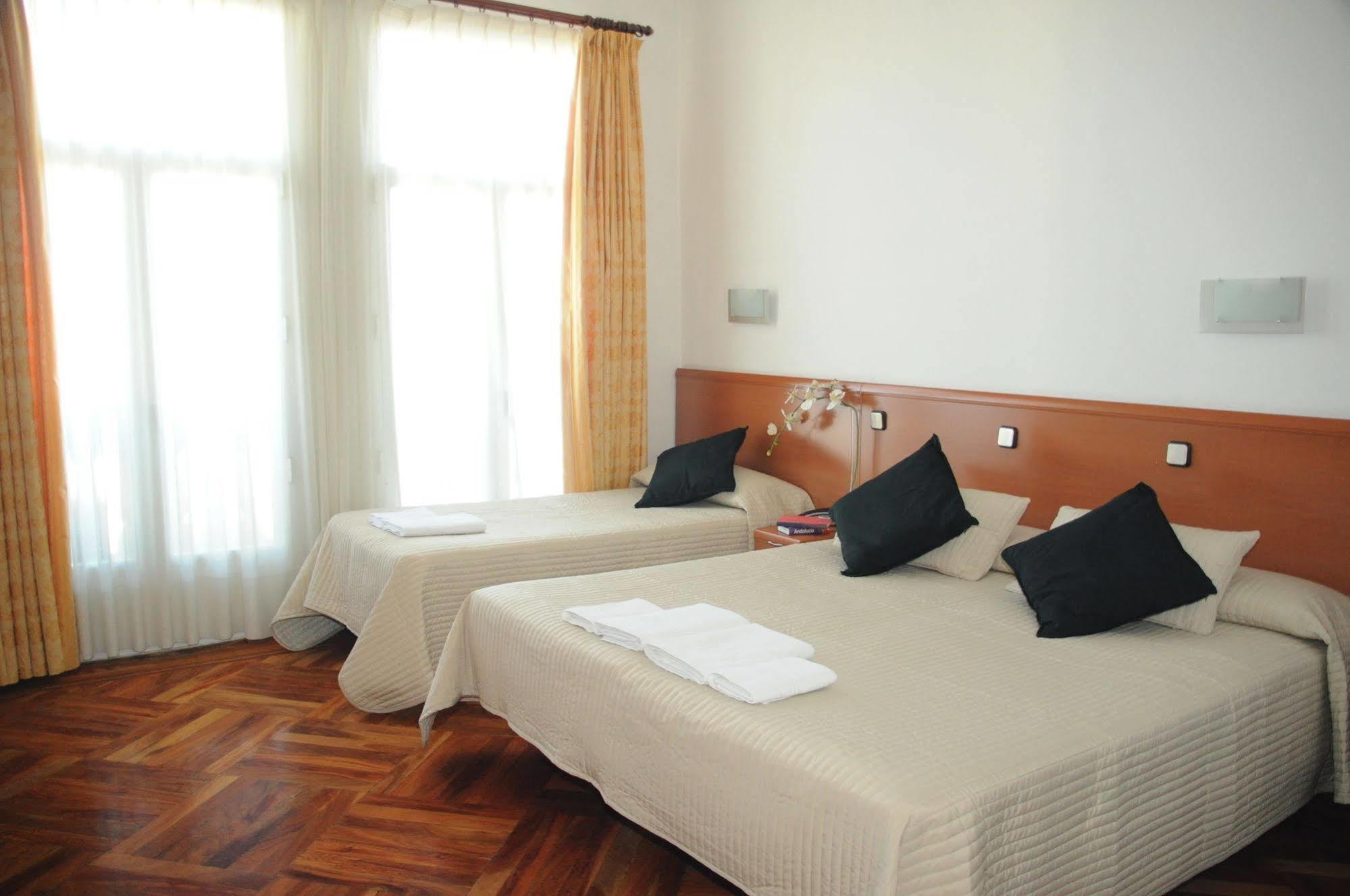 Hostal Luis XV Madrid Bagian luar foto
