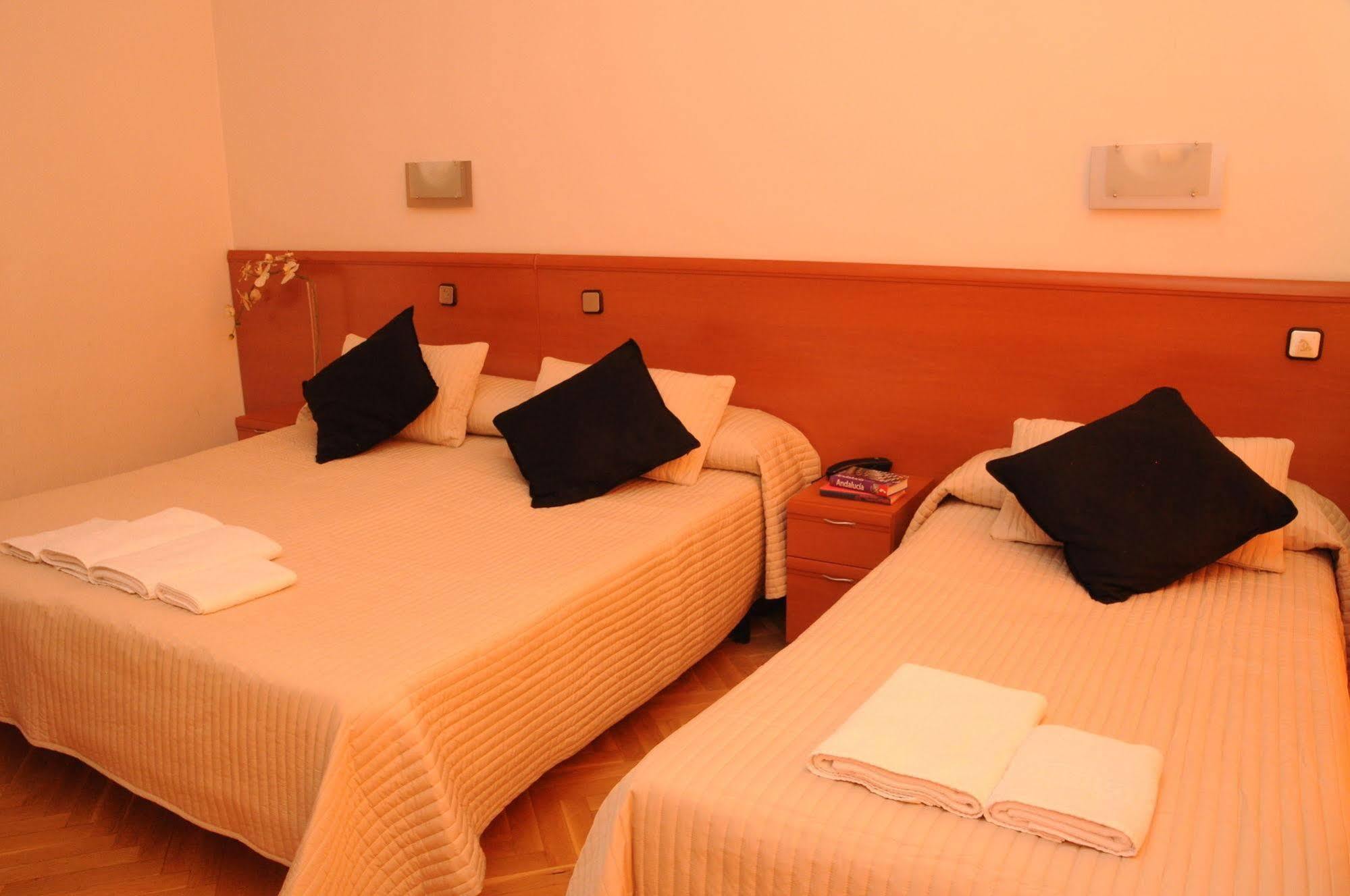 Hostal Luis XV Madrid Bagian luar foto