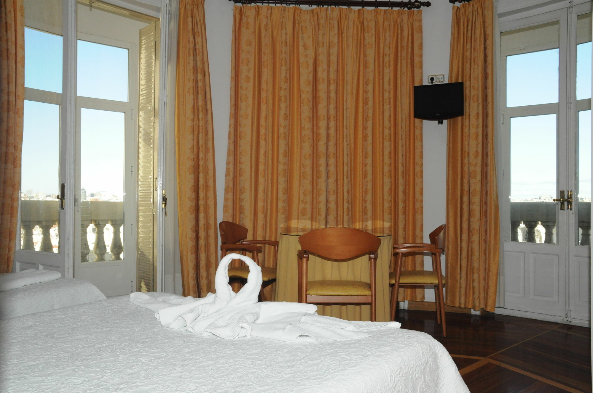 Hostal Luis XV Madrid Bagian luar foto