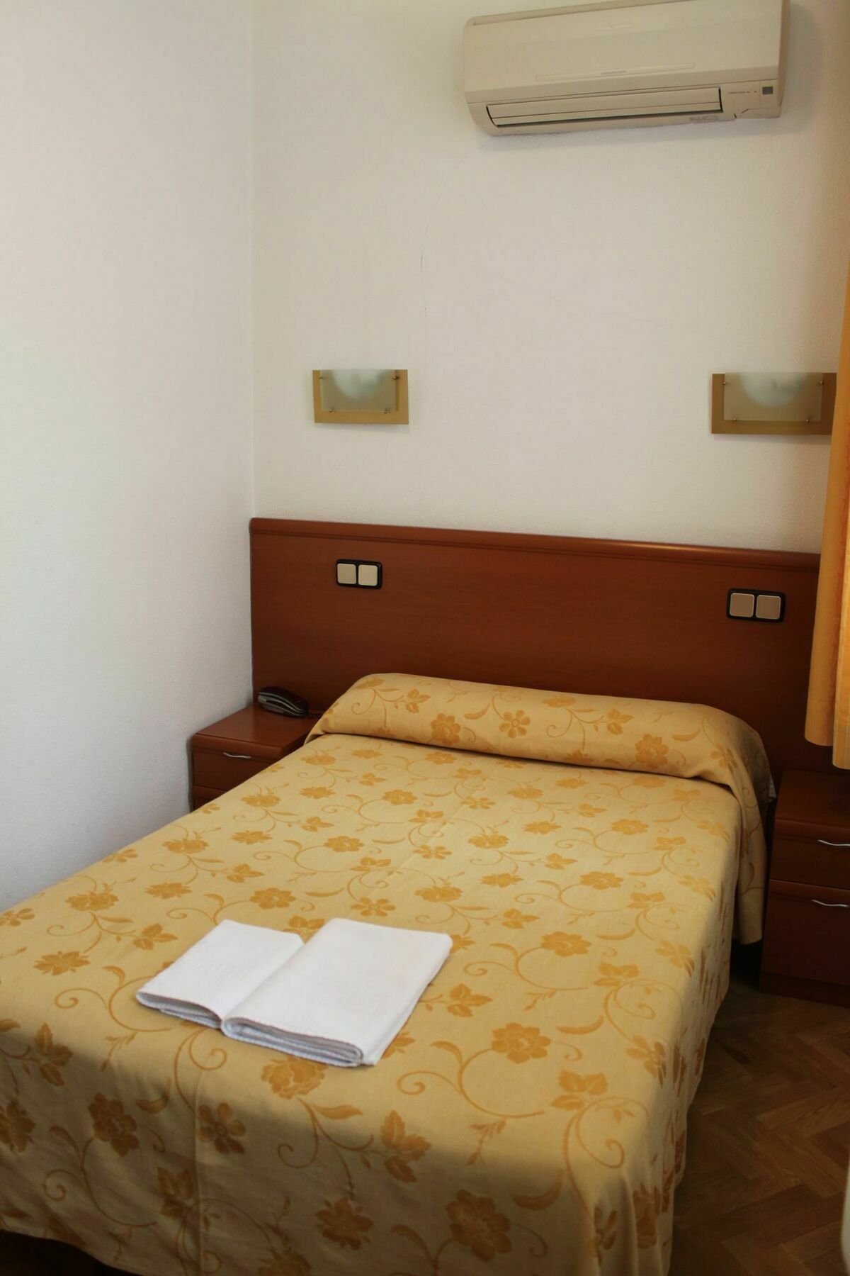 Hostal Luis XV Madrid Bagian luar foto