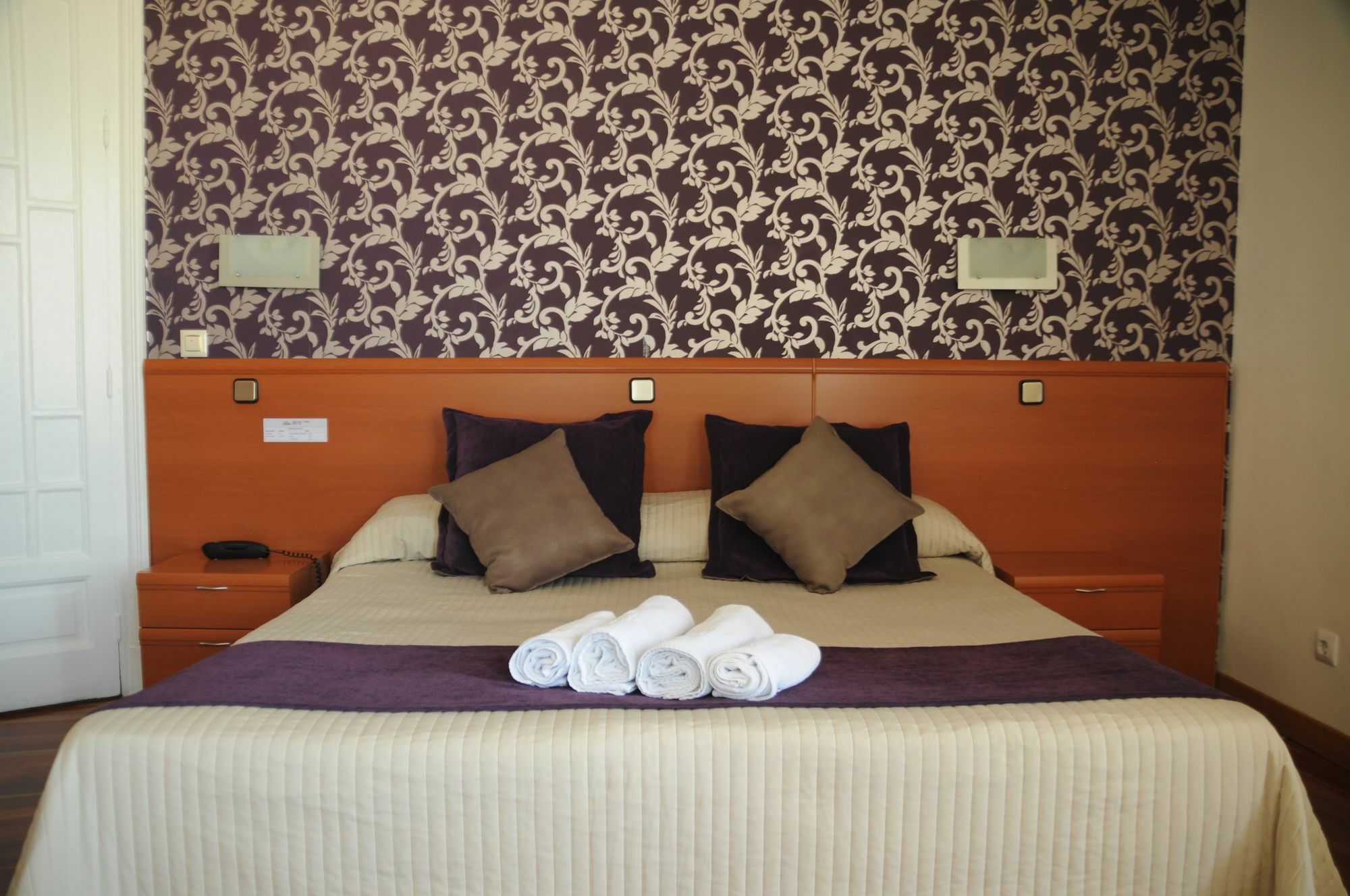 Hostal Luis XV Madrid Bagian luar foto