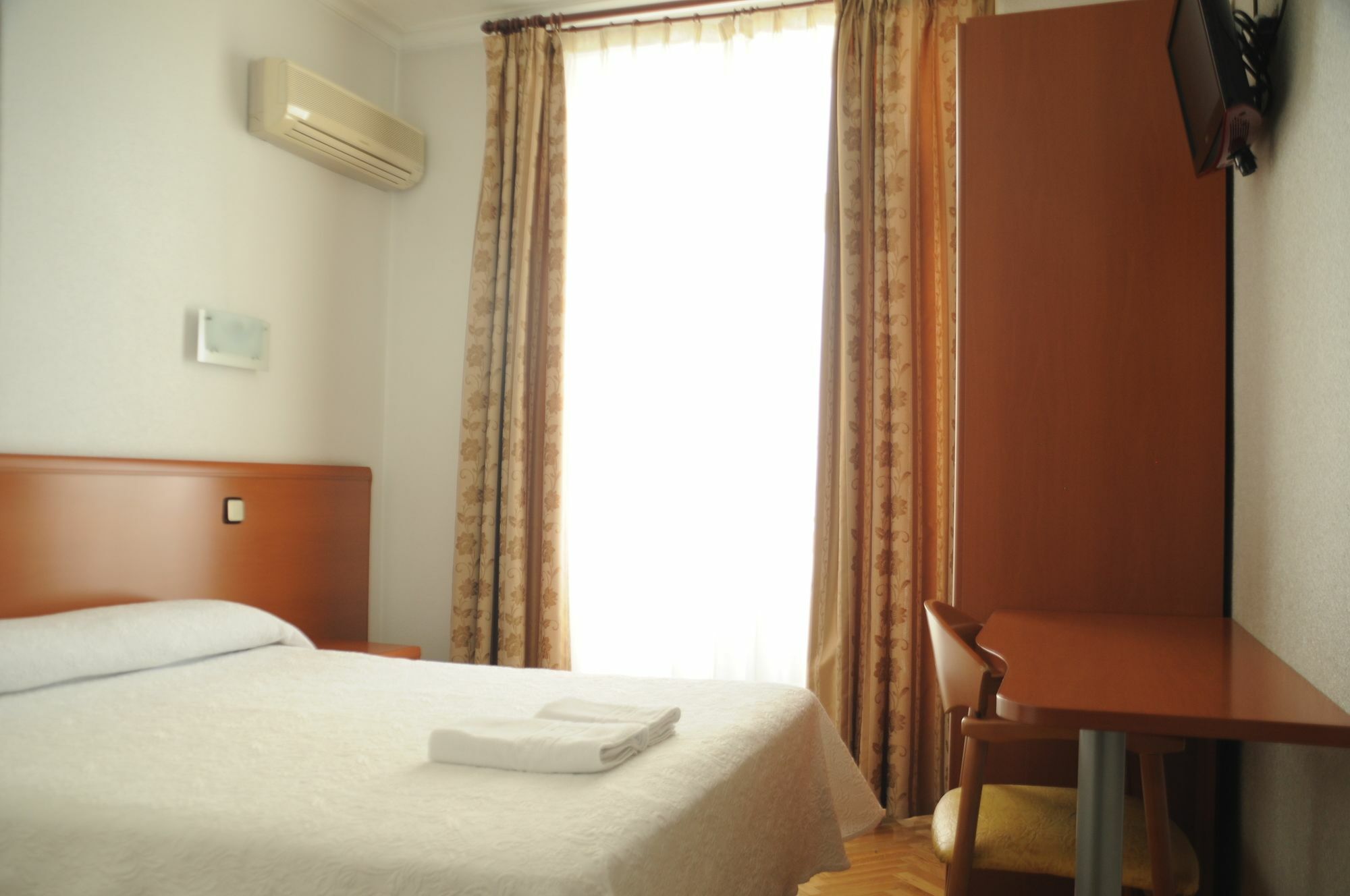 Hostal Luis XV Madrid Bagian luar foto