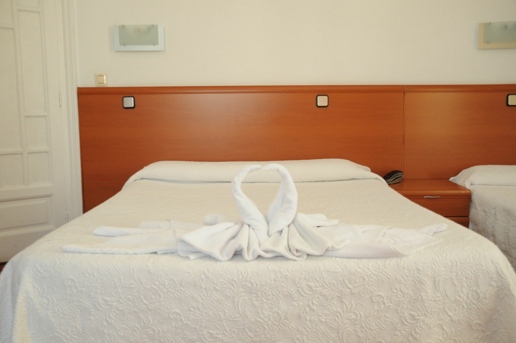 Hostal Luis XV Madrid Bagian luar foto